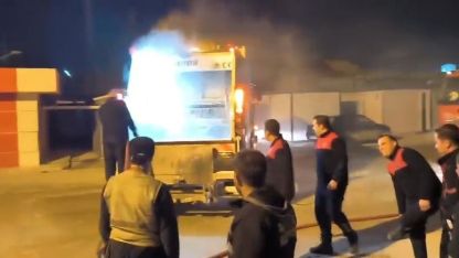 Çöp toplama sırasında yanan kamyonunu itfaiyeye sürdü