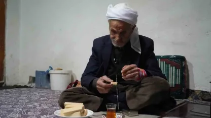 Muş’ta 86 yaşındaki Rüstem dede 50 yıldır sadece çay ve gofretle yaşamını sürdürüyor