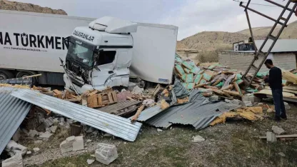 Adilcevaz’da tavuk eti yüklü tır kaza yaptı: Sürücü yaralandı, tavuklar çevreye dağıldı