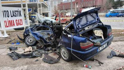 Ankara’da hafif ticari araç ile otomobil çarpıştı: 1 ölü, 3 yaralı