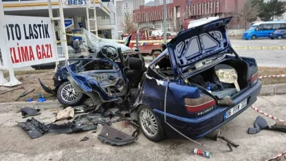 Ankara’da hafif ticari araç ile otomobil çarpıştı: 1 ölü, 3 yaralı