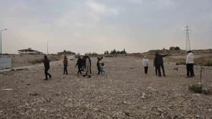 ‘Biz anlaşıp yapamadık ama yaparsa devletimiz yapar’ diyen site sakinleri, yuvalarından geriye kalan boş arazinin rezerv alanına alınmasını istiyorlar