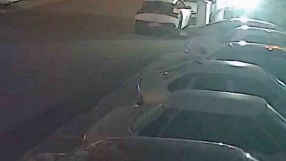 Şiddetli fırtınayla harekete geçen çöp konteyneri, iki otomobilin arasında durdu o anlar kamerada