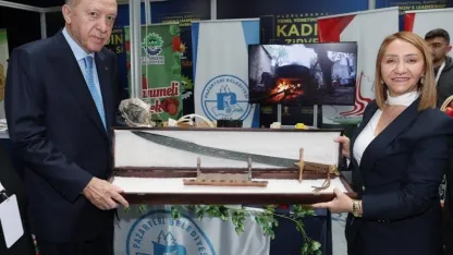 Pazaryeri Belediye Başkanı Tekin'den Cumhurbaşkanı Erdoğan'a Kılıç Hediyesi