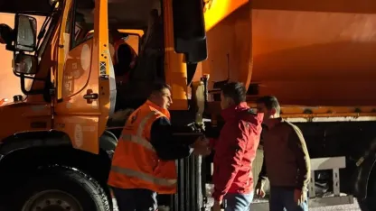 Van-Bahçesaray Karayolunda Kar Yağışı ve Yoğun Sis Sürücüleri Zorladı