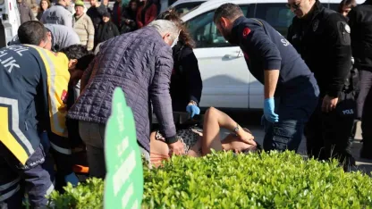 Boşanma duruşmasından çıktı, eşini sırtından bıçakladı