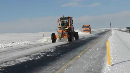 Kars beyaz örtüsünü çekti, buzlanan yolda tır kaldı