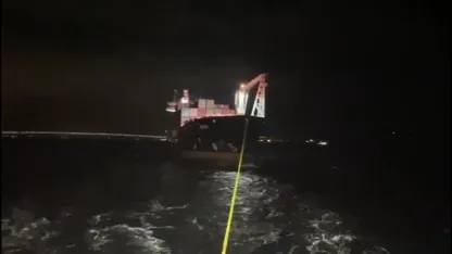 Çanakkale Boğazı’ndan geçen konteyner gemisi makine arızası nedeniyle demirletildi