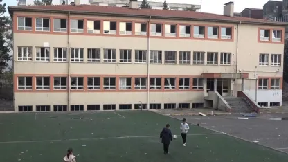 Kahramanmaraş’ta yarım asırlık okul yıkılmayı bekliyor