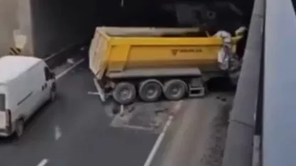 Kontrolden çıkan hafriyat kamyonu başka bir araca ve alt geçide çarptı