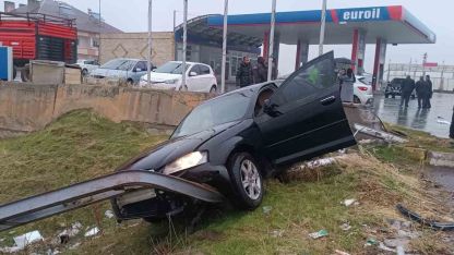 Muş-Bitlis kara yolunda 2 otomobil çarpıştı: 3 yaralı