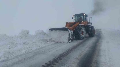 Karabet Geçidi’nde Yoğun Kar Yağışı: Yollar Kapandı, Ekipler Çalışıyor
