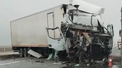 Tır yol kenarındaki tırın dorsesine çarptı: 1 yaralı