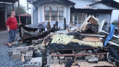 Deprem sonrası inşa ettikleri evlerinde alevler içinde kalan aile korku dolu anlar yaşadı