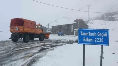 Şırnak’ta karlı yollar açılıyor