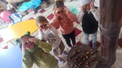 Ağrı’da Öğretmenden Sıcak Sürpriz: Öğrencilere Közde Kestane