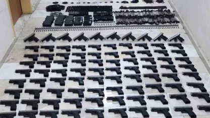 Bagajdan silah deposu gibi 90 adet ruhsatsız tabancı çıktı
