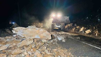 Kapanan yolu açarken ölümden döndüler