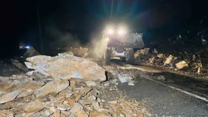 Kapanan yolu açarken ölümden döndüler