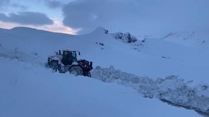 Şırnak’ta kar esareti, kapalı yolların açılması için çalışmalar sürüyor
