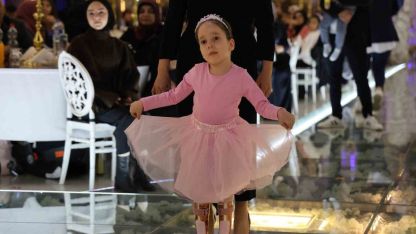 Başını dahi kontrol edemiyordu, bale gösterisi yapmaya başladı