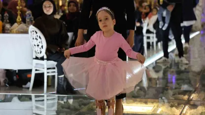 Başını dahi kontrol edemiyordu, bale gösterisi yapmaya başladı