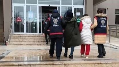 Evlilik vaadiyle dolandırdılar, kaçamadan yakalandılar