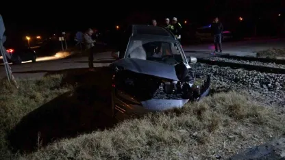 Malatya’da yük treni hemzemin geçitte otomobile çarptı: 5 yaralı