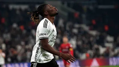 Beşiktaş’ın Büyük Maç Çilesi: Öne Geçiyor, Kırmızı Kartla Puanları Bırakıyor