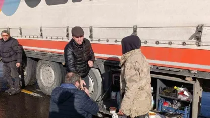 Posof Belediyesi'nden Yolda Kalan Tır Sürücülerine Sıcak Çorba İkramı