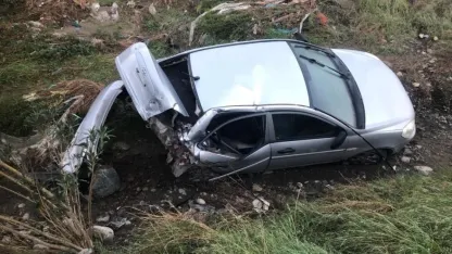 Köprüden uçan otomobilin sürücüsü yaralandı