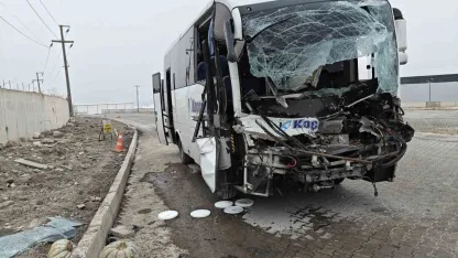 İşçi servisi tır dorsesine arkadan çarptı: 22 yaralı