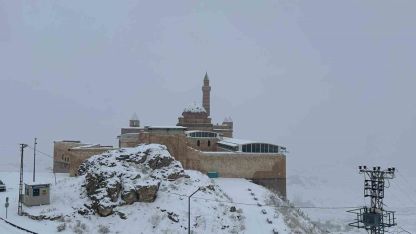 Doğubayazıt’ta Görsel Şölen: İshak Paşa Sarayı Beyaz Gelinliğini Giydi!