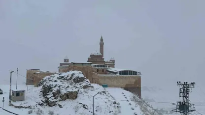 Doğubayazıt’ta Görsel Şölen: İshak Paşa Sarayı Beyaz Gelinliğini Giydi!