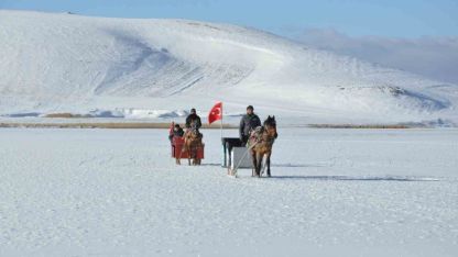 Çıldır Gölü’nde Buzdan Sahne: Atlı Kızaklar Sezonu Halaylarla Açtı!