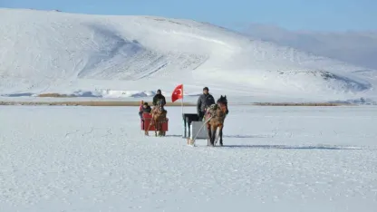 Çıldır Gölü’nde Buzdan Sahne: Atlı Kızaklar Sezonu Halaylarla Açtı!