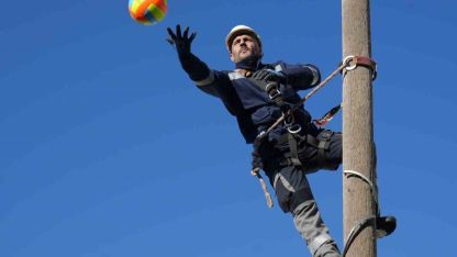 Aras EDAŞ’tan Sıra Dışı Hazırlık: Direk Üstünde Voleybol!