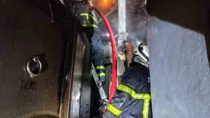 Zonguldak’ta alevler geceyi aydınlattı, itfaiye papağanı yangın ortasından kurtardı