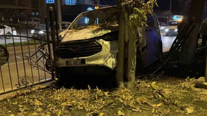 Kontrolden çıkan minibüs, refüjdeki ağaca çarparak durabildi