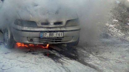 Kars’ta Korkutan Araç Yangını: Otomobil Kullanılamaz Hale Geldi