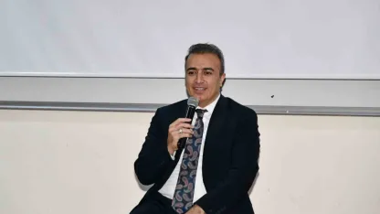 Vali Hayrettin Çiçek Gençlerle Buluştu: "Kamu Yönetiminde İnsan Odaklılık Esastır"