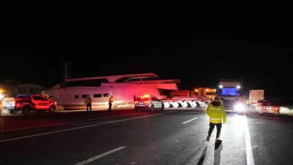 Erzurum’da Şaşırtan Görüntü: Yat Yüklü Tır Yolu Kapattı