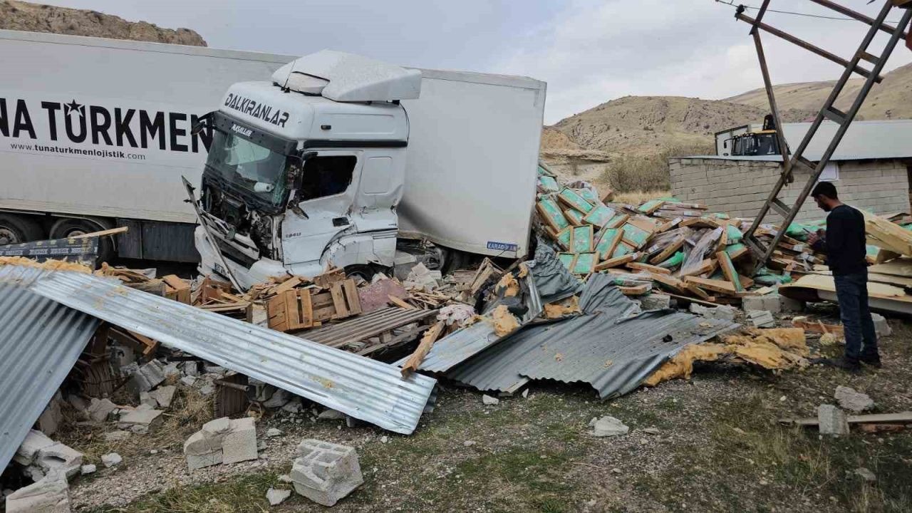 Adilcevaz’da tavuk eti yüklü tır kaza yaptı: Sürücü yaralandı, tavuklar çevreye dağıldı