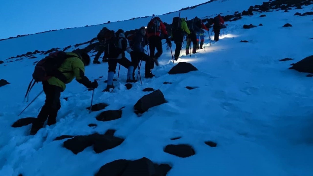 Ağrı Dağı Zirvesi İçin Tırmanış Başladı: Karla Kaplı Zorlu Parkur