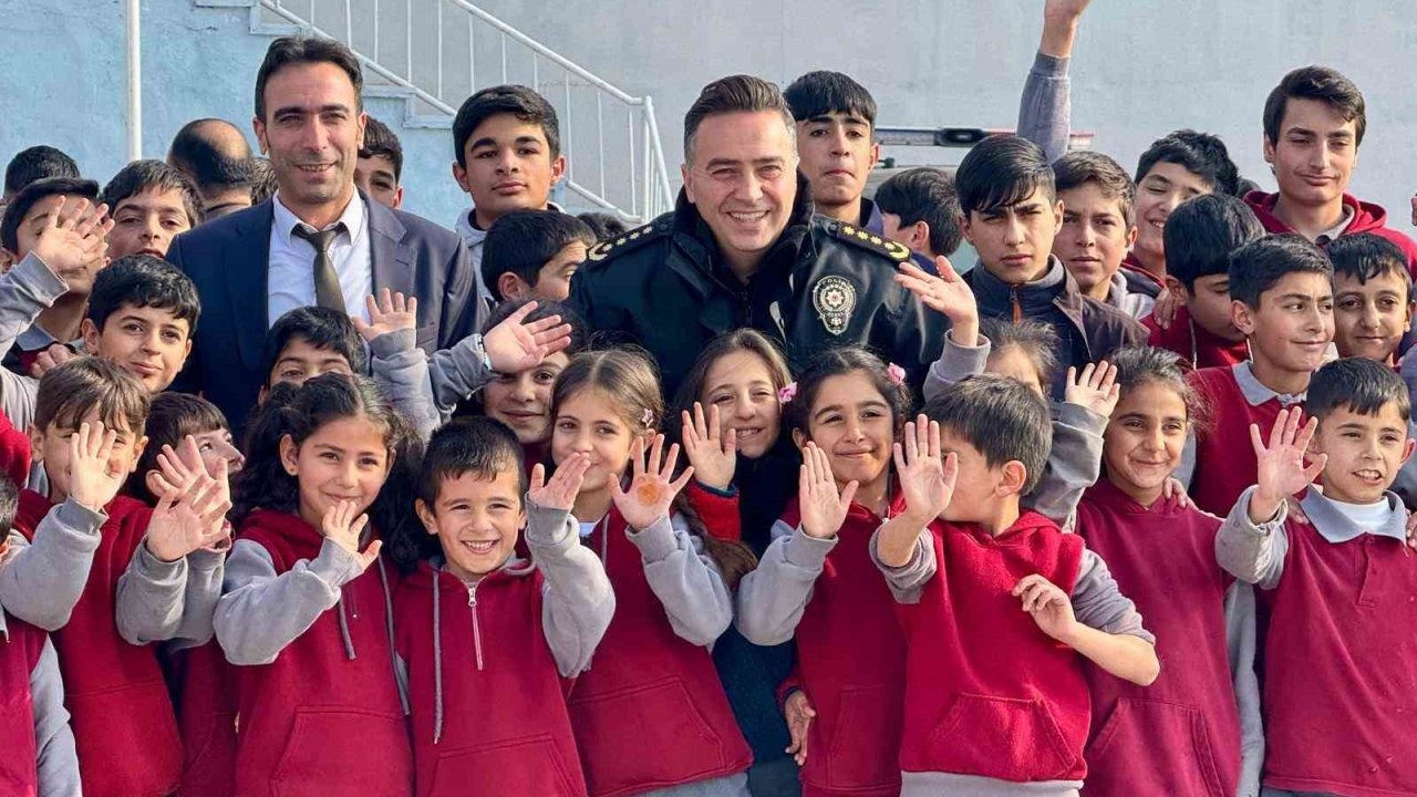 Ağrı Emniyeti’nden Öğrencilere Kışlık Bot Desteği