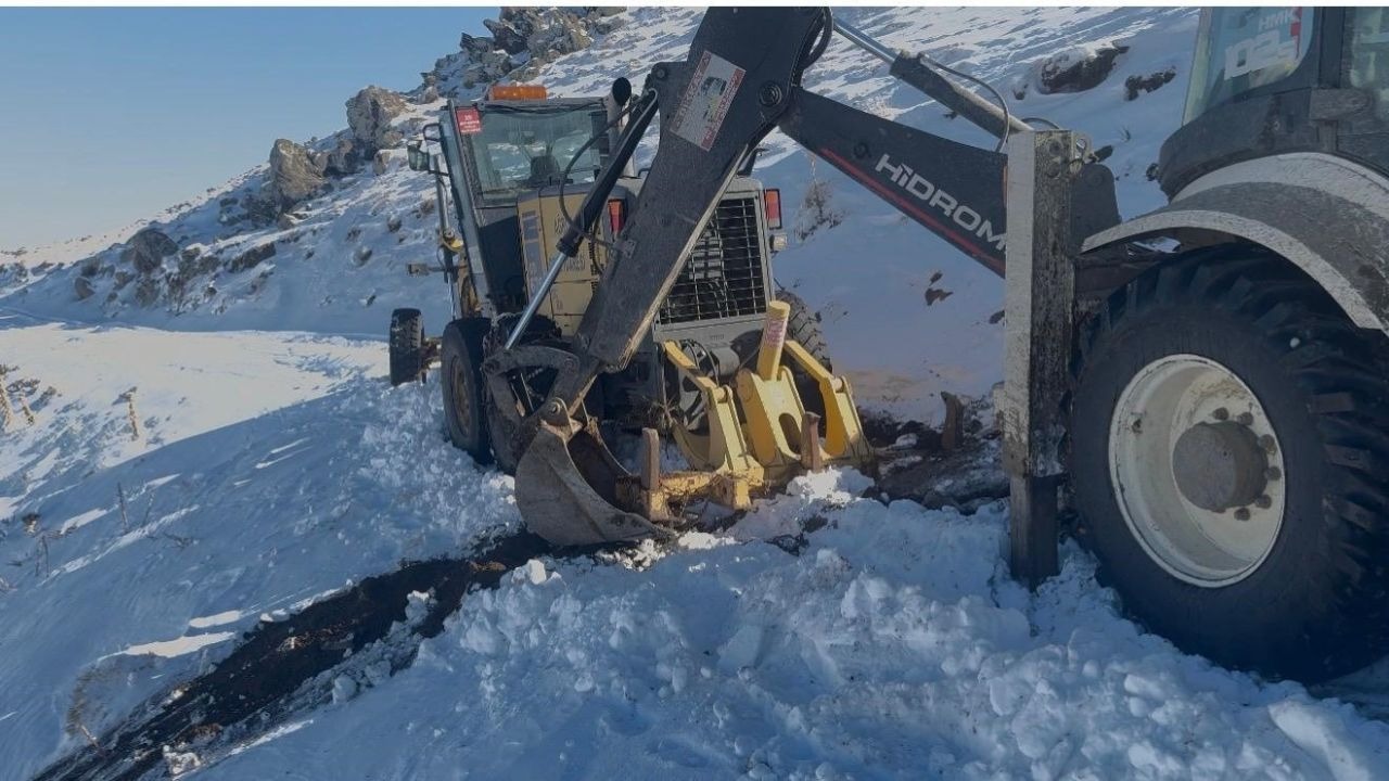 Ağrı’da Facianın Eşiğinden Dönüldü: Greyder Uçurumun Kenarında Kaldı!