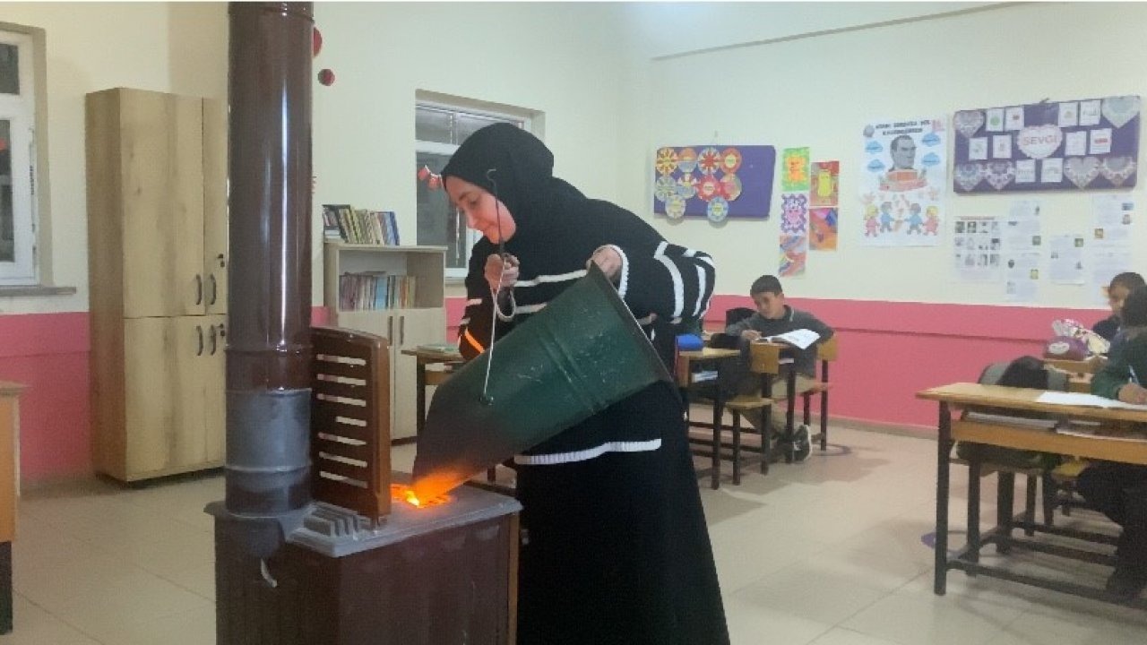 Ağrı&#039;da Fedakârlık Örneği: İki Kadın Öğretmen, Köy Okulunun Tüm Yükünü Omuzluyor