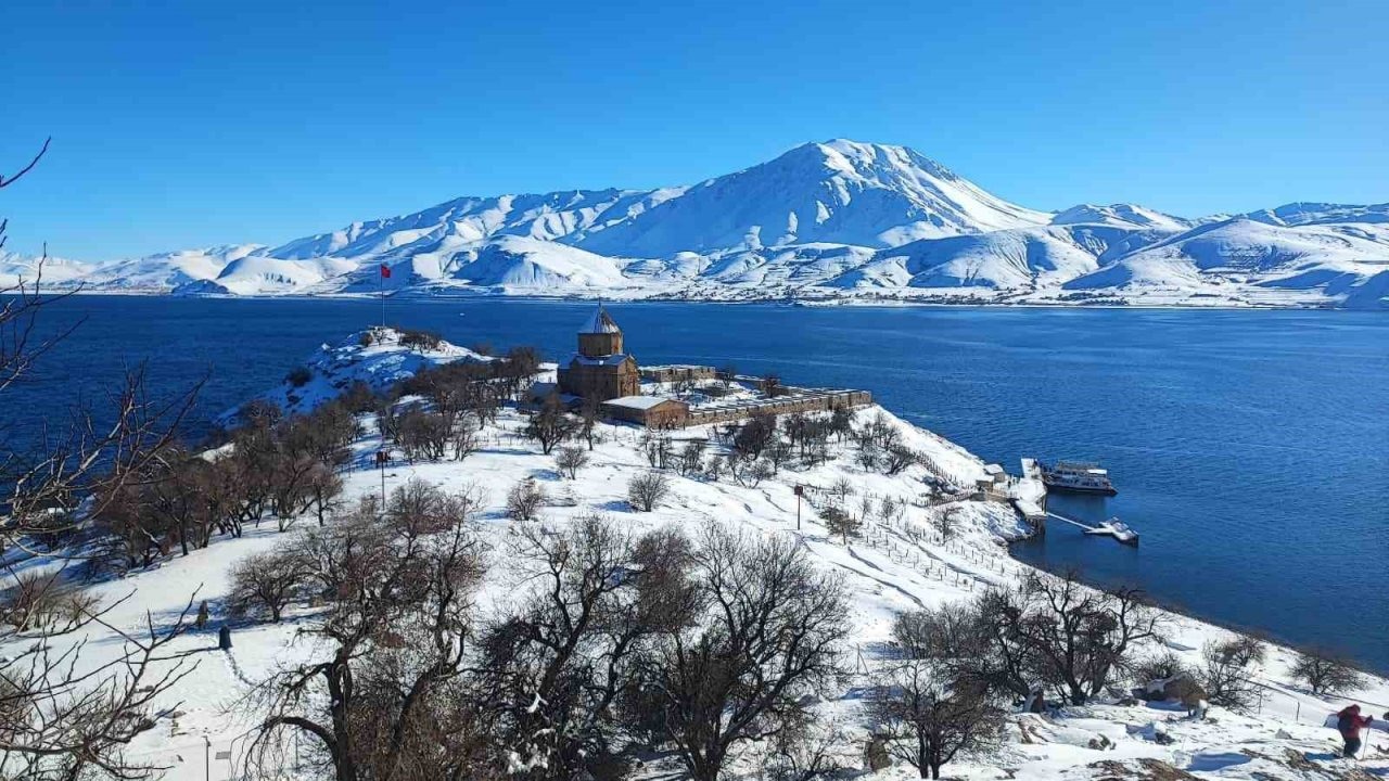 Akdamar’da Kış Masalı: Beyaz Gelinlik ve Turkuaz Göl