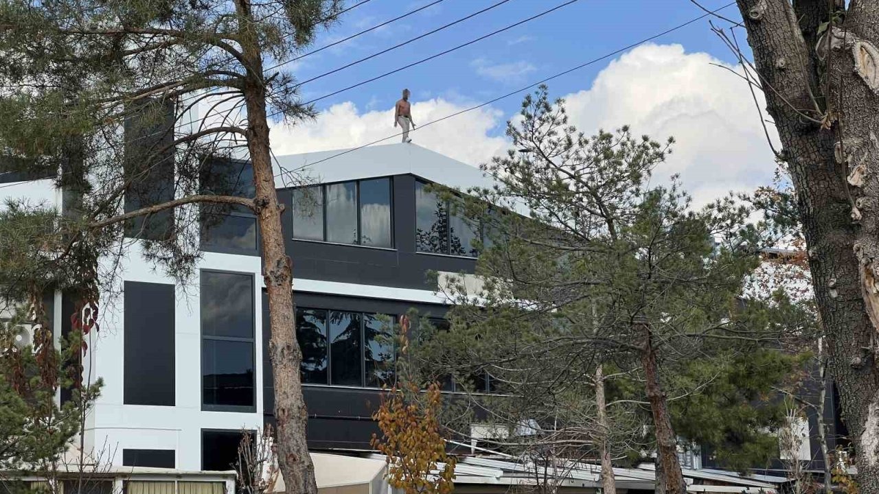 Alacağı için çatıya çıktı, yarı çıplak 3 saat ikna edilmeye çalışıldı