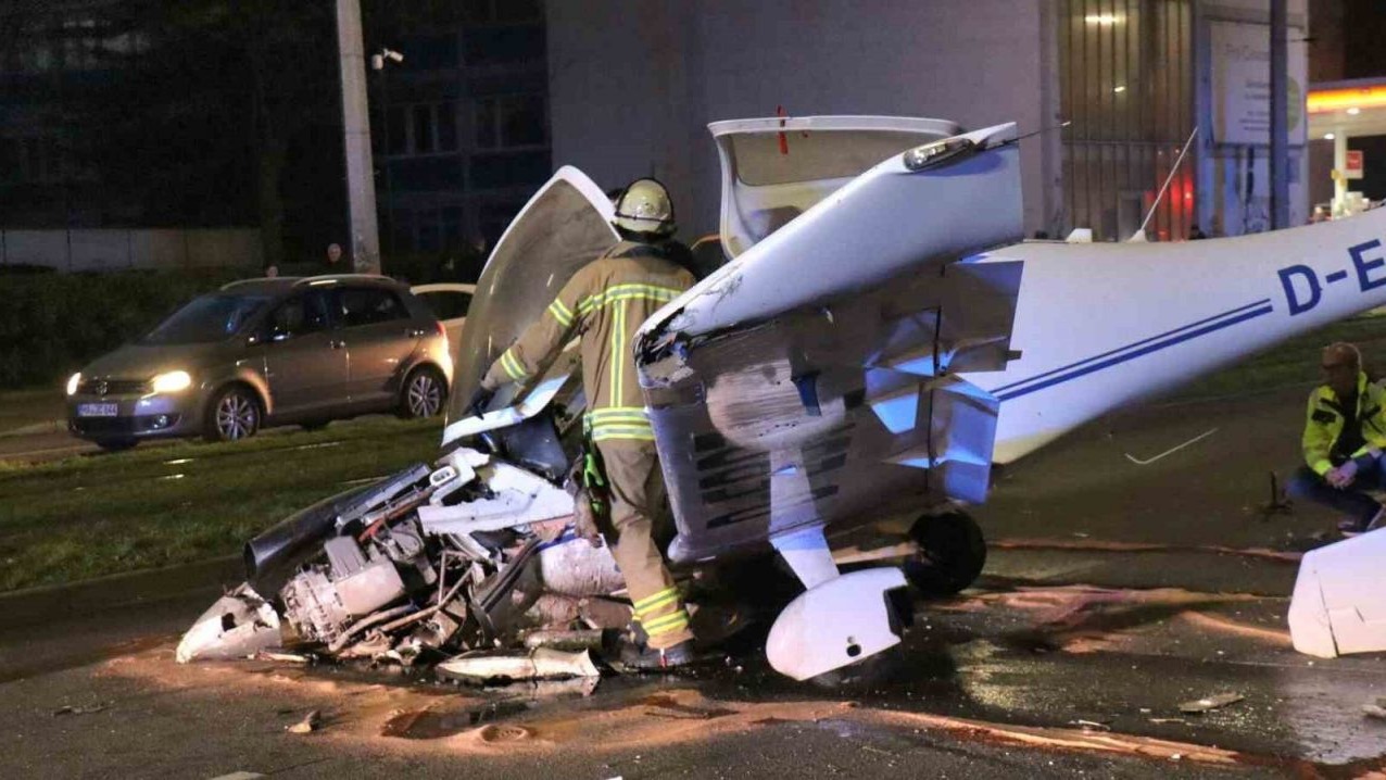 Almanya'da Motor Arızalı Uçak Caddeye İndi: 3 Yaralı